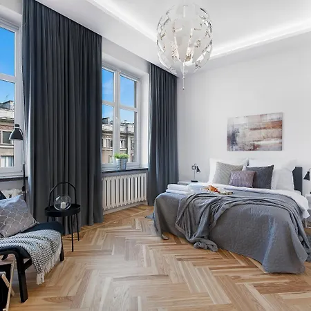 P&o Metro Politechnika On Zbawiciela Square *