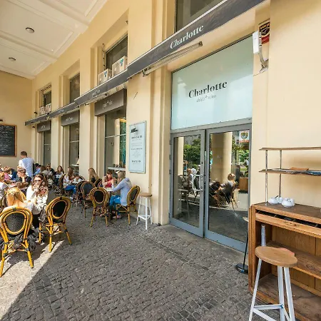 P&o Metro Politechnika On Zbawiciela Square Varsovia