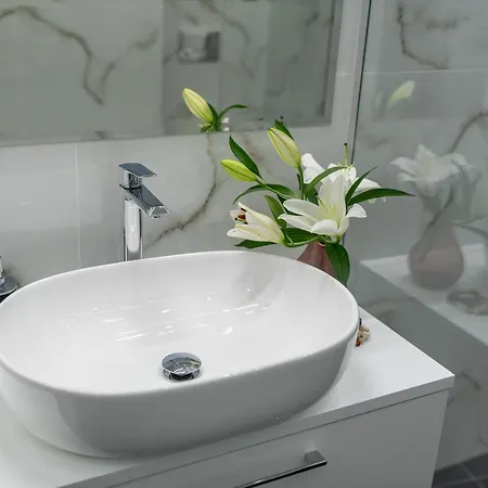 P&o Metro Politechnika On Zbawiciela Square Warszawa