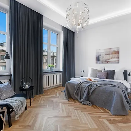 P&o Metro Politechnika On Zbawiciela Square