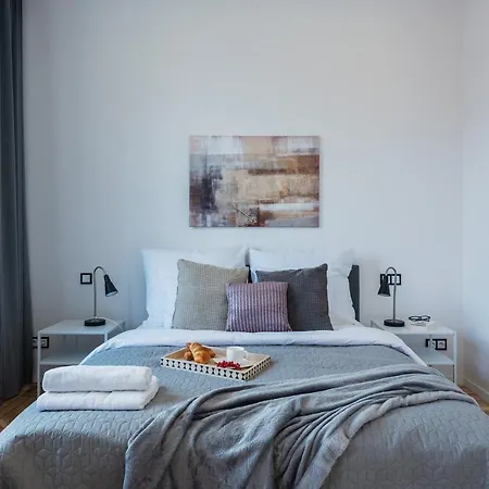 P&o Metro Politechnika On Zbawiciela Square * Varsovia