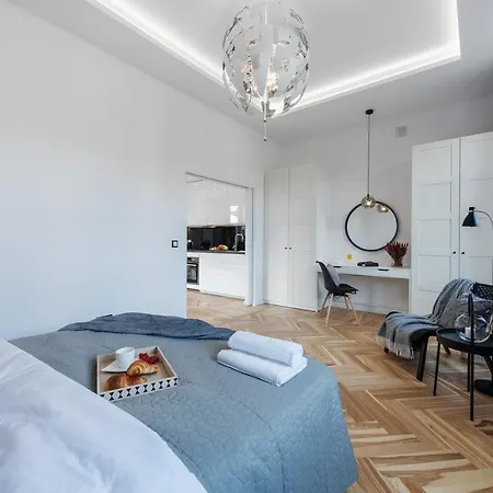 P&o Metro Politechnika On Zbawiciela Square *