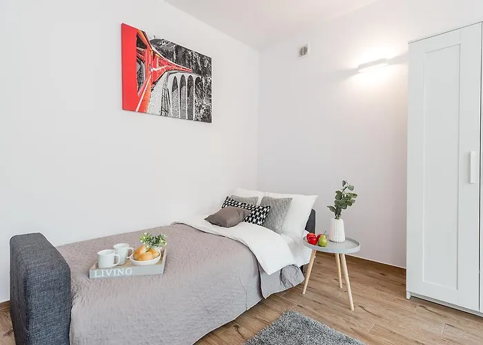 P&o Metro Politechnika On Zbawiciela Square *