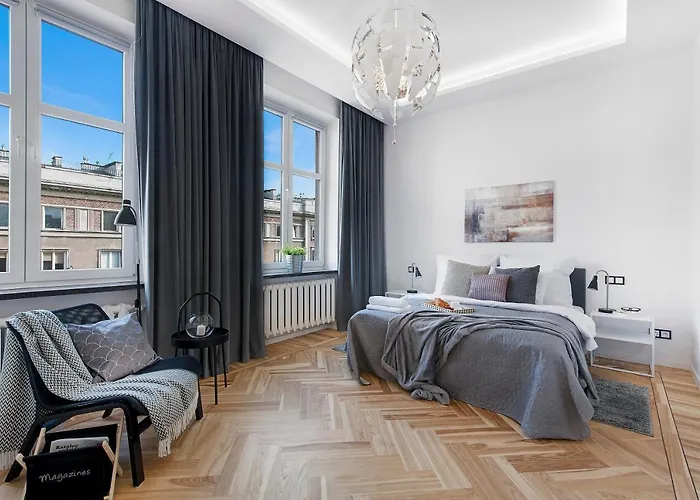 P&o Metro Politechnika On Zbawiciela Square